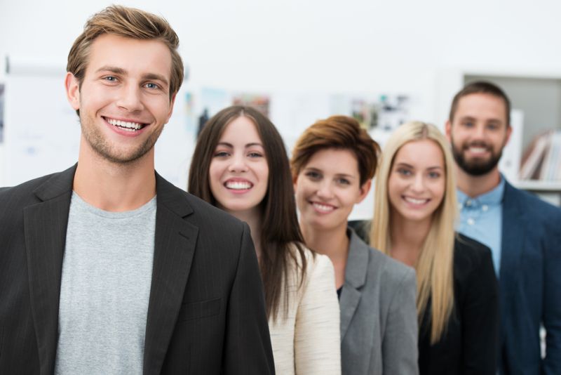 Junge Menschen in Businesskleidung.